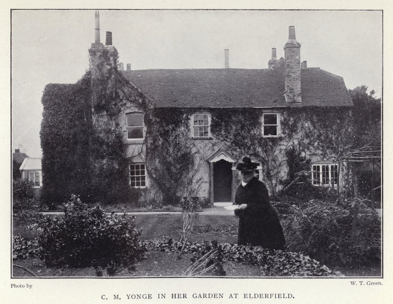C M Yonge في حديقتها في Elderfield (b / w photo) بواسطة مصور انجليزى