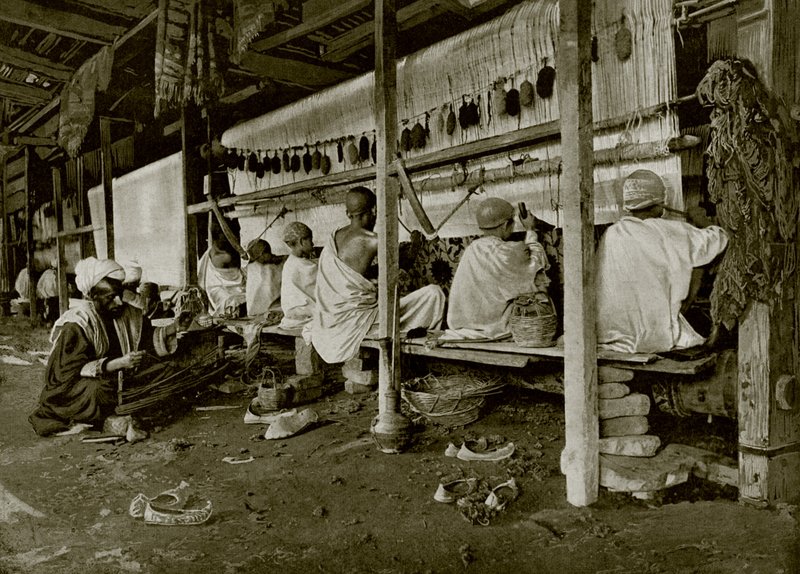 نسج السجاد في الهند (صورة b / w) بواسطة مصور انجليزى