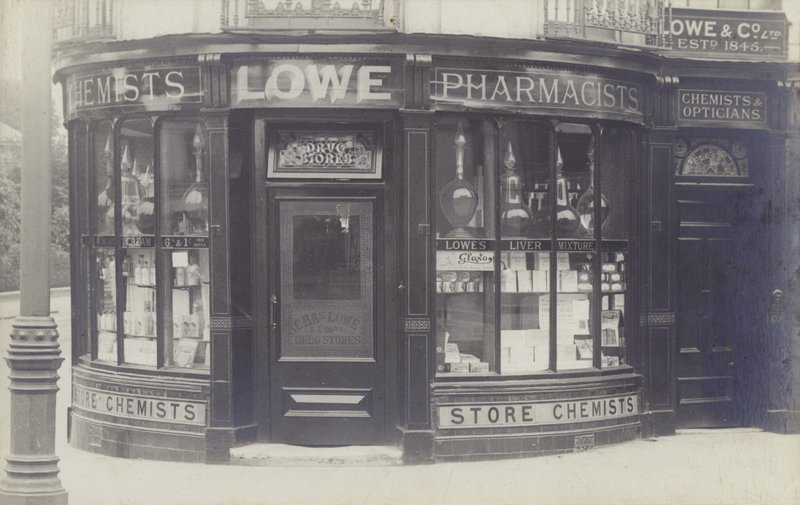 متجر أدوية Charles Lowe & Co ، نيوبري ، بيركشاير (صورة b / w) بواسطة مصور انجليزى