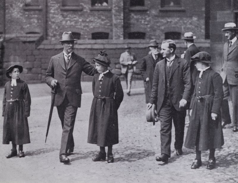 مستشفى ومكتبة شيثام ، مانشستر: زيارة General Smuts ، ٧ يوليو ١٩١٩ (b / w photo) بواسطة مصور انجليزى