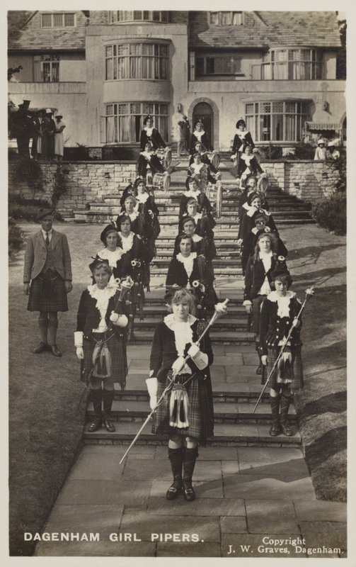 Dagenham Girl Pipers ، Essex (b / w photo) بواسطة مصور انجليزى