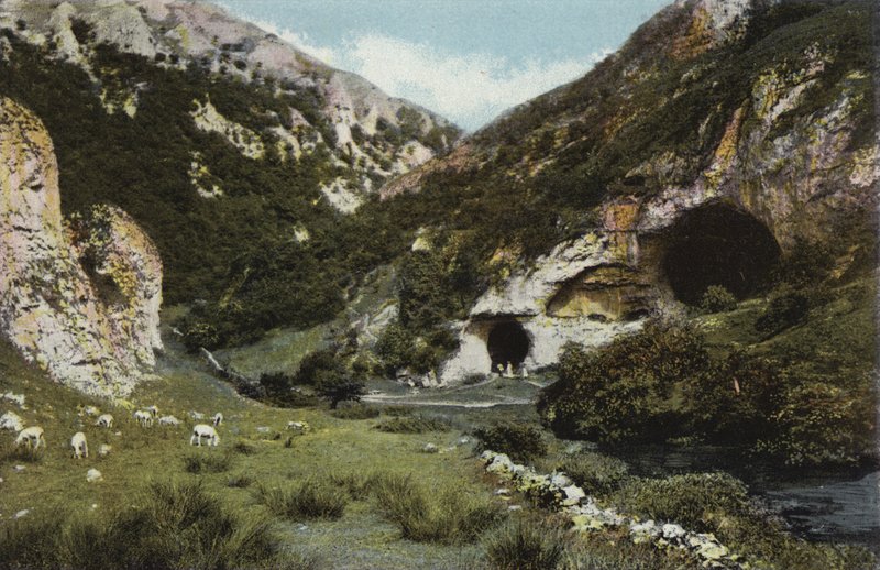 Dovedale ، Doveholes بواسطة مصور انجليزى
