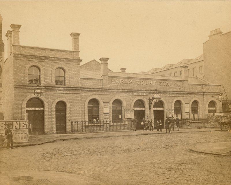 محطة كونت إيرلز - مدخل طريق إيرلز كورت ؛ صورة التقطتها سي لاثام عام 1878 بواسطة مصور انجليزى