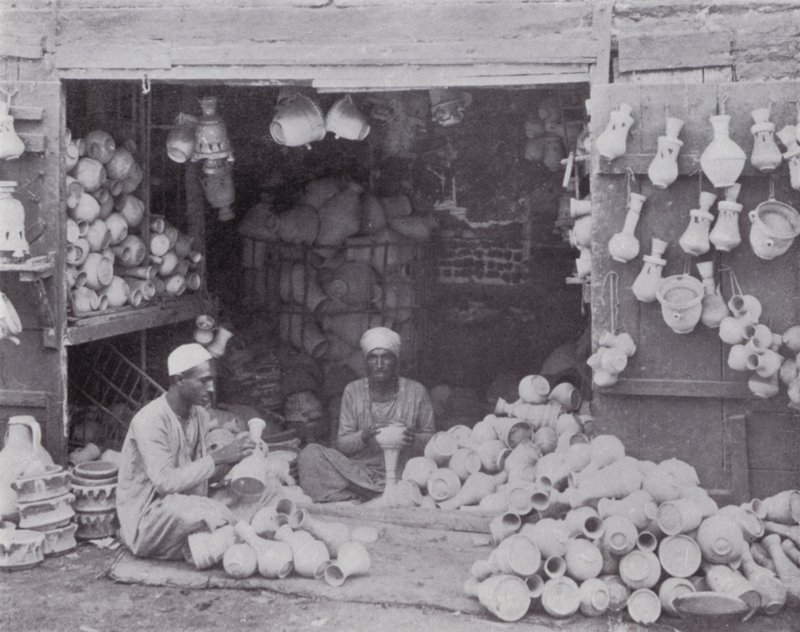 Egypt: Arabians selling Gullehs, Water-Coolers (b/w photo) بواسطة مصور انجليزى