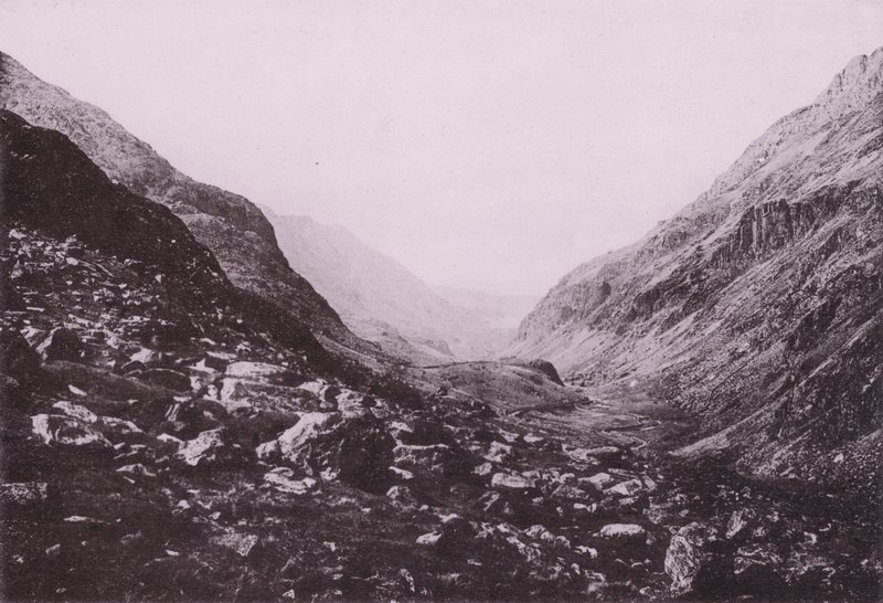 Entrance to the Pass of Llanberis (b/w photo) بواسطة مصور انجليزى