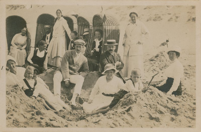 الأسرة على شاطئ البحر. أُرسلت البطاقة البريدية عام 1913. بواسطة مصور انجليزى