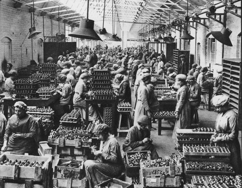 Female war-workers, WW1 (b/w photo) بواسطة مصور انجليزى