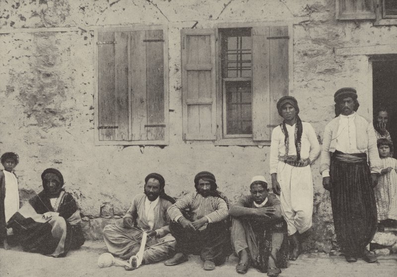 الصيادون يصنعون شباكهم ، طبريا بواسطة مصور انجليزى