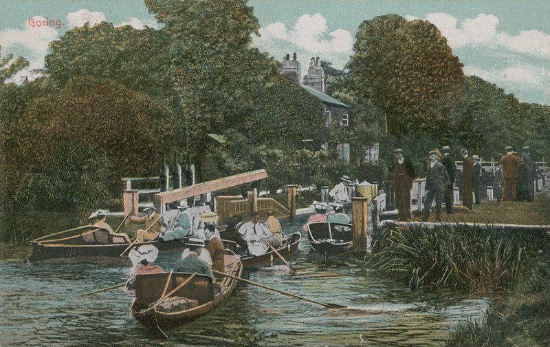 Goring - ركوب القوارب على النهر. أُرسلت البطاقة البريدية عام 1913. بواسطة مصور انجليزى