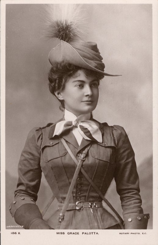 غريس بالوتا ، ممثلة المسرح النمساوية المولد ، بدور ديزي في الكوميديا الموسيقية The Messenger Boy (صورة b / w) بواسطة مصور انجليزى