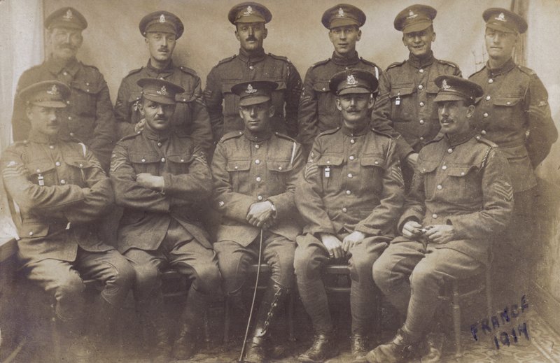 مجموعة من الجنود الإنجليز ، الحرب العالمية الأولى ، فرنسا 1917 (صورة بالأبيض والأسود) بواسطة مصور انجليزى