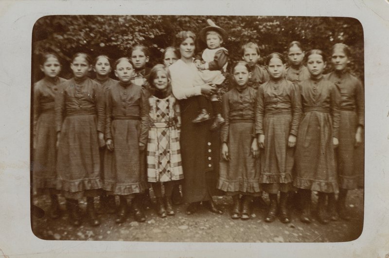 Group of presumably orphans, possibly Barnardos children (b/w photo) بواسطة مصور انجليزى