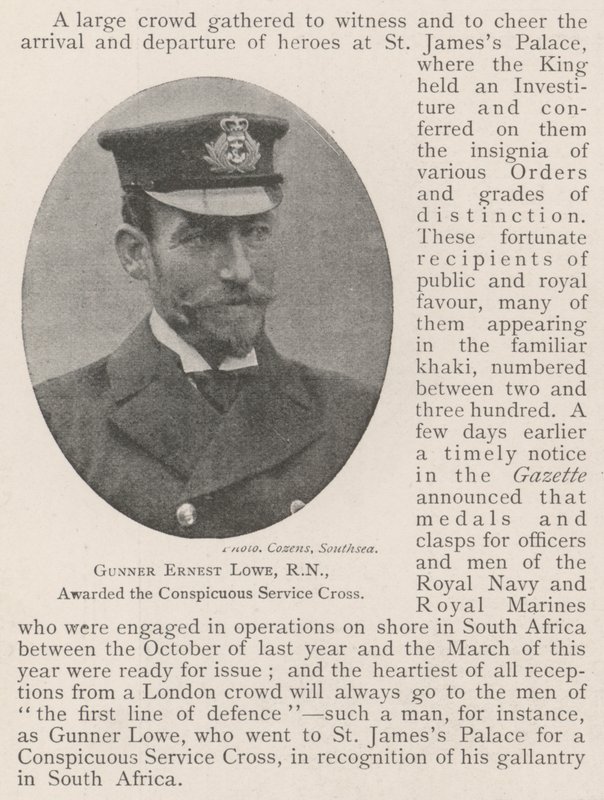 منح Gunner Ernest Lowe ، RN ، صليب الخدمة الواضحة بواسطة مصور انجليزى