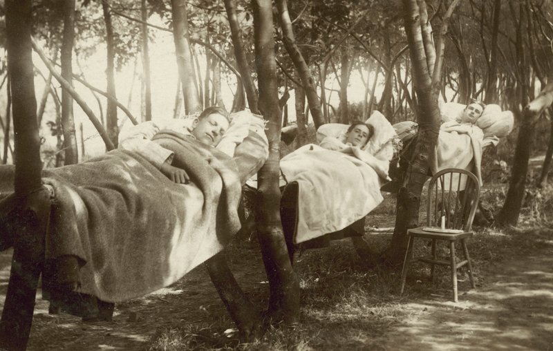 Hop pickers sleeping in hammocks on a farm in Kent (b/w photo) بواسطة مصور انجليزى