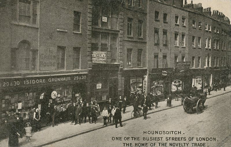 Houndsditch ، واحدة من أكثر شوارع لندن ازدحاما ، موطن تجارة الجدة ، لندن بواسطة مصور انجليزى