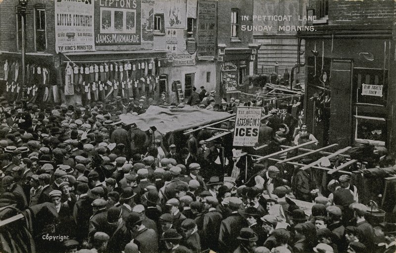 في Petticoat Lane ، لندن ، صباح الأحد بواسطة مصور انجليزى