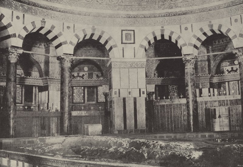 منظر داخلي لمسجد عمر ، يقف فوق الصخرة التي يعتقد أن إبراهيم قدمها؟ بواسطة مصور انجليزى