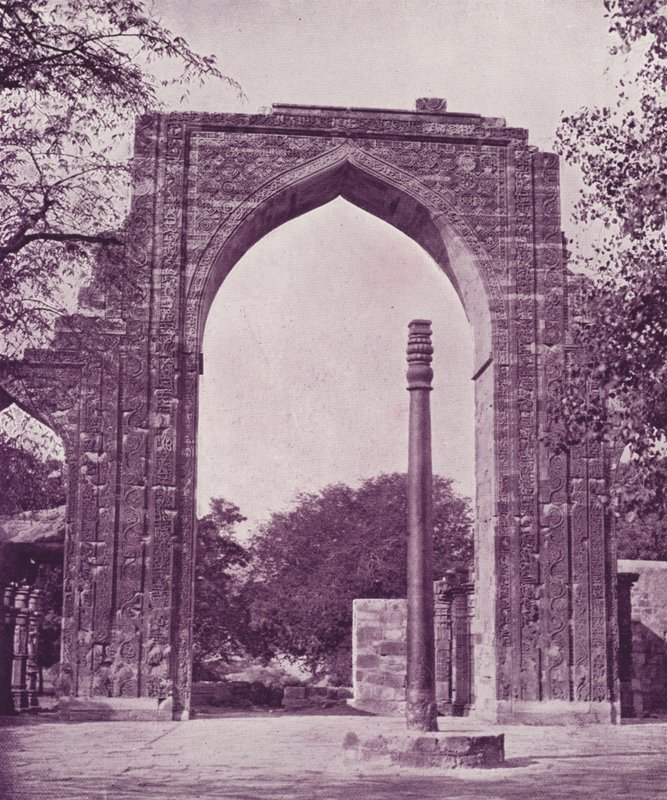 العمود الحديدي والقوس العظيم ، دلهي بواسطة مصور انجليزى