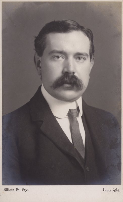 جون أمبروز فليمينج (1849-1945) ، مهندس كهربائي وفيزيائي إنجليزي بواسطة مصور انجليزى