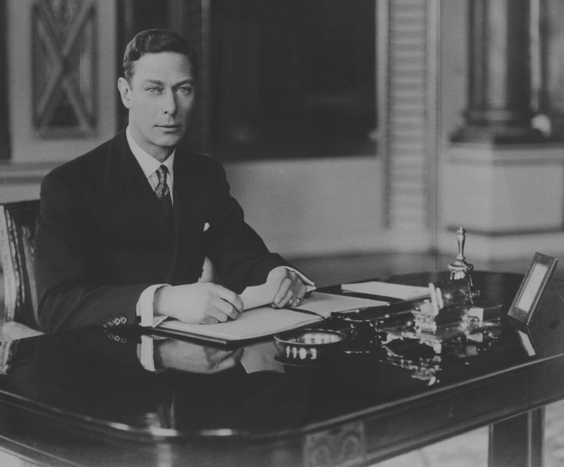 King George VI, at his desk (b/w photo) بواسطة مصور انجليزى