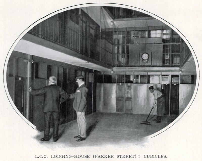 LCC Lodging-House (Parker Street): مقصورات (صورة أبيض وأسود) بواسطة مصور انجليزى
