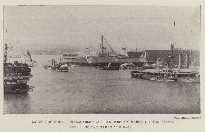 إطلاق HMS Implacable في Devonport في 11 مارس ، السفينة بعد أن أخذت الماء بواسطة مصور انجليزى