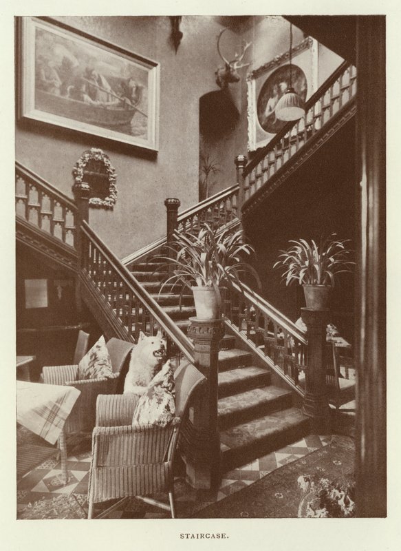 فندق ليفينز: Staircase (b / w photo) بواسطة مصور انجليزى