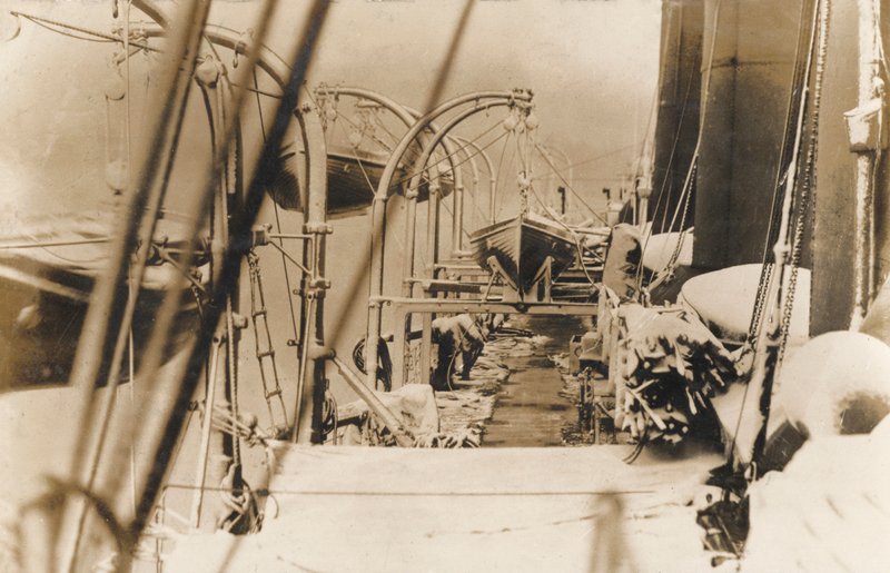 Life boats on a liner (b/w photo) بواسطة مصور انجليزى