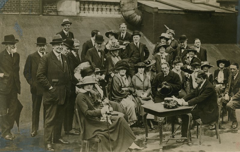 أثناء الاستماع إلى السير جيمس باري ، قرأ The Admirable Crichton على سطح Wyndhams في عام 1912 بواسطة مصور انجليزى