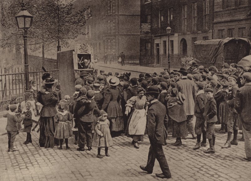لندن: Punch and Judy Show (b / w photo) بواسطة مصور انجليزى