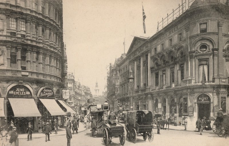 London, Shaftesbury Avenue (b/w photo) بواسطة مصور انجليزى