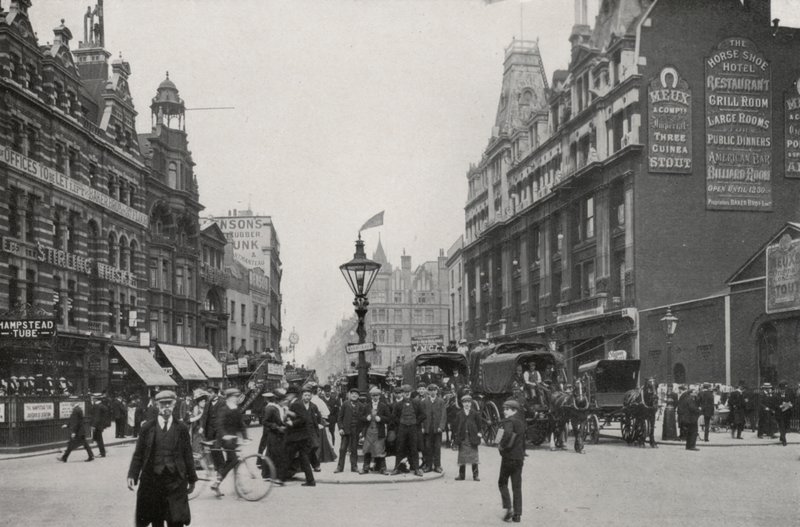 London: Tottenham Court Road (b/w photo) بواسطة مصور انجليزى