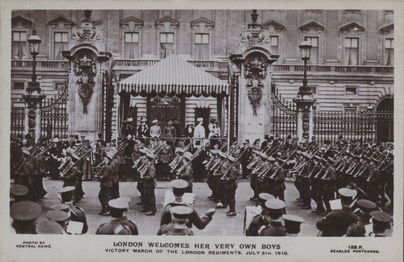 ترحب لندن بأولادها ، مسيرة النصر لأفواج لندن ، 5 يوليو 1919 (صورة بالأبيض والأسود) بواسطة مصور انجليزى