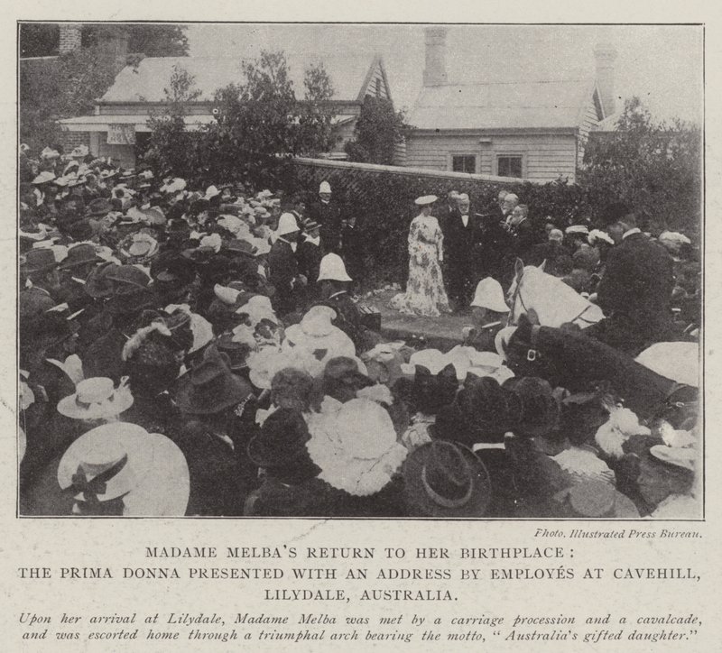 مدام ميلباس تعود إلى مسقط رأسها ، قدمت بريما دونا خطابًا من قبل الموظفين في Cavehill ، Lilydale ، أستراليا بواسطة مصور انجليزى