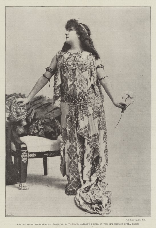 السيدة سارة برنهاردت بدور كليوباترا ، في مسرحية فيكتوريان ساردوس ، في دار الأوبرا الإنجليزية الجديدة بواسطة مصور انجليزى