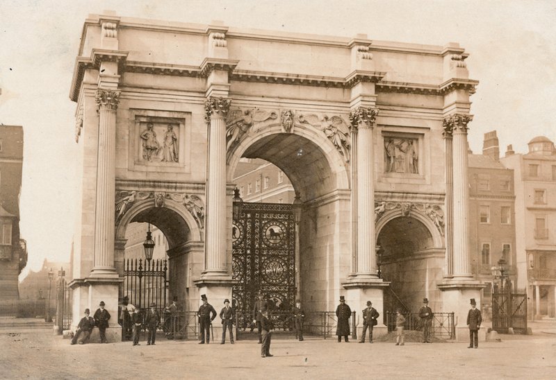 قوس الرخام ، شارع أكسفورد ، لندن بواسطة مصور انجليزى