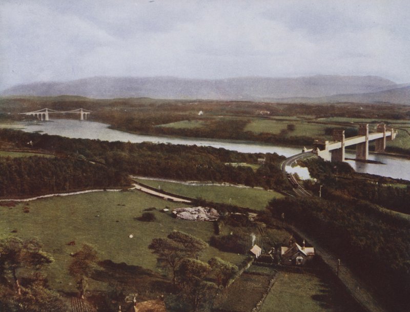 مضيق Menai من عمود Anglesey بواسطة مصور انجليزى