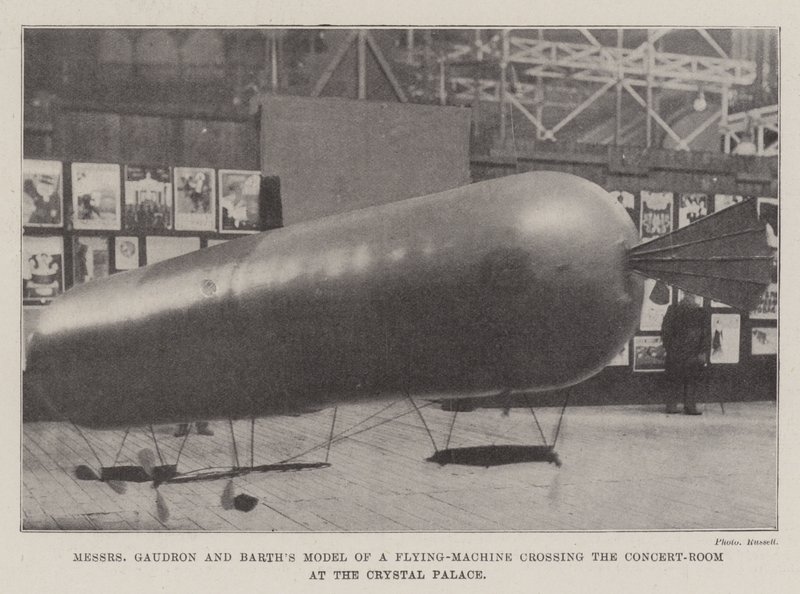 السادة Gaudron و Barths Model of Flying-Machine يعبران غرفة الحفلات الموسيقية في Crystal Palace بواسطة مصور انجليزى