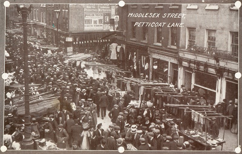 شارع ميدلسكس على Petticoat Lane بواسطة مصور انجليزى