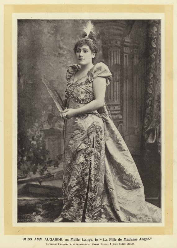 الآنسة إيمي أوجارد ، مثل Mdlle Lange ، في La Fille de Madame Angot بواسطة مصور انجليزى