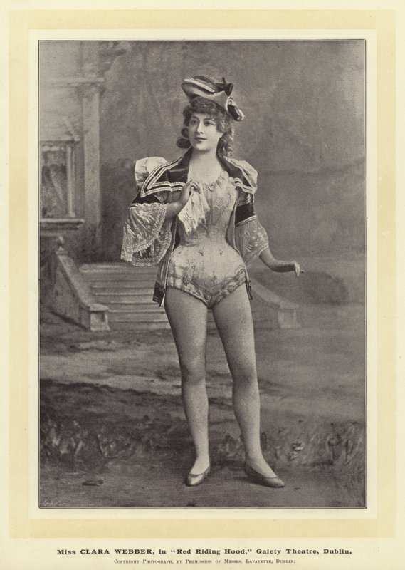 ملكة جمال كلارا ويبر ، في الرداء الأحمر ، مسرح Gaiety ، دبلن بواسطة مصور انجليزى