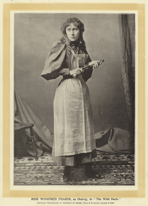 ملكة جمال Winifred Fraser ، مثل Hedvig ، في The Wild Duck بواسطة مصور انجليزى