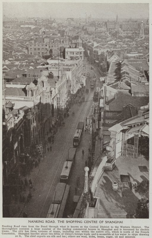 طريق نانكينج ، مركز التسوق في شنغهاي (صورة b / w) بواسطة مصور انجليزى