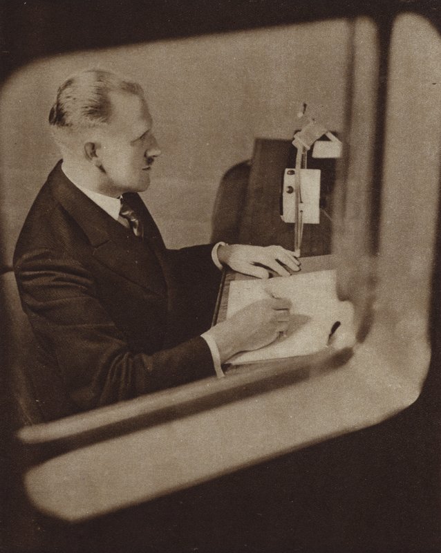 قارئ أخبار يقرأ الأخبار في استوديوهات BBC ، لندن (b / w photo) بواسطة مصور انجليزى