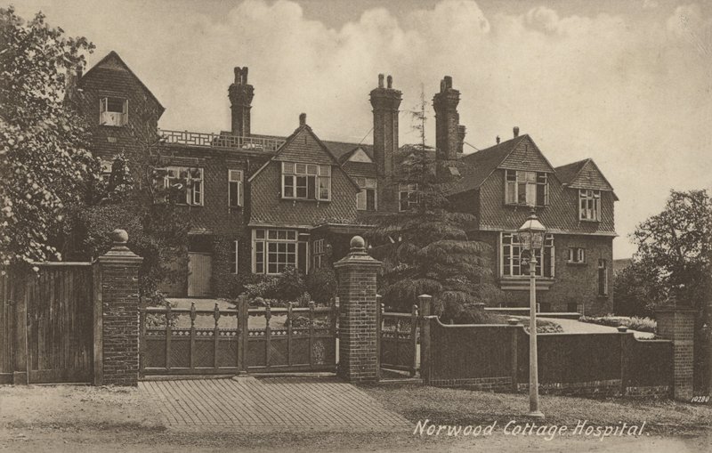 مستشفى Norwood Cottage ، بالقرب من لندن (صورة b / w) بواسطة مصور انجليزى