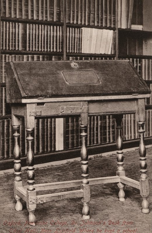Oxford, Pembroke College, Dr Johnsons Desk, from Edial Hall, nr Lichfield, where he kept a school (b/w photo) بواسطة مصور انجليزى