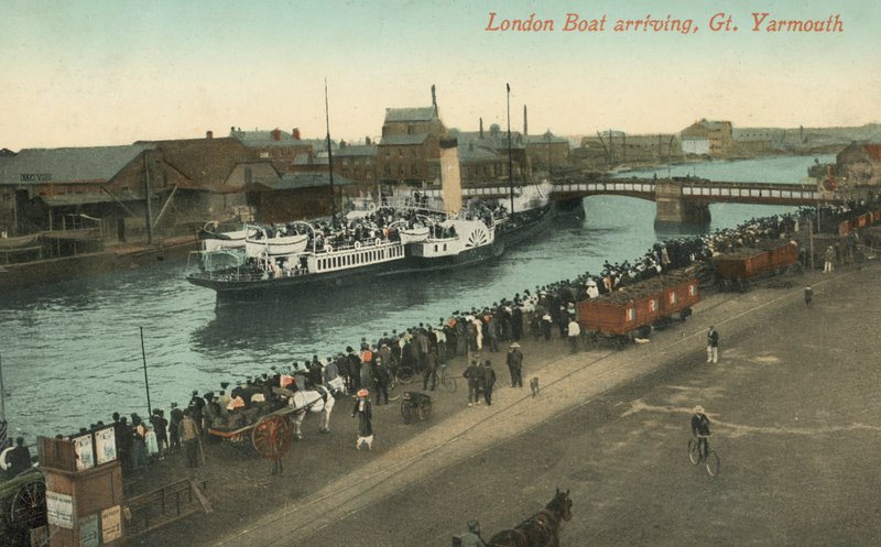 Paddle steamer from London arriving at Great Yarmouth, Norfolk (photo) بواسطة مصور انجليزى