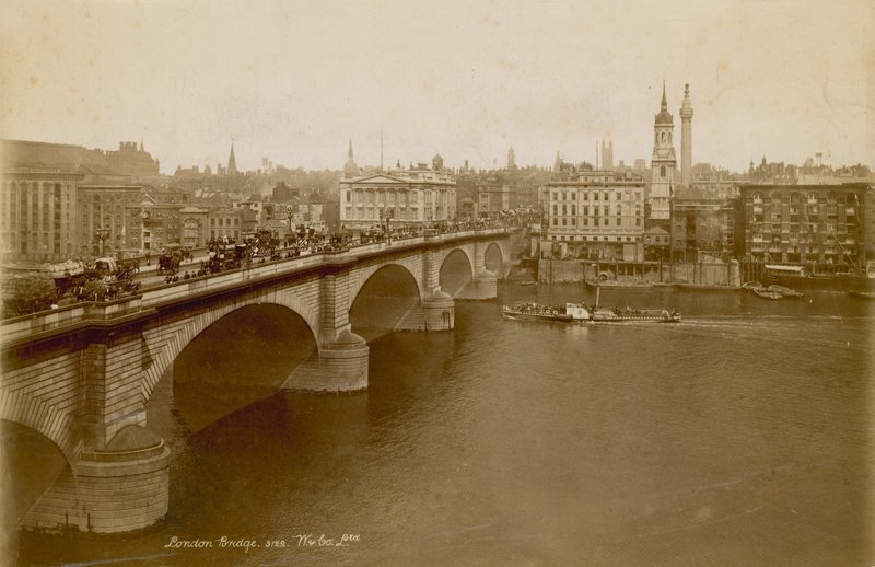 صورة لجسر لندن. ج 1900 بواسطة مصور انجليزى
