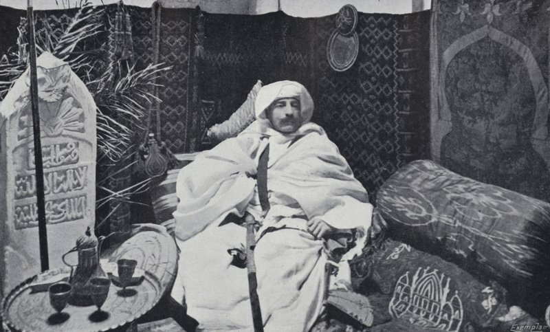 بيير لوتي في دراسته (صورة بالأبيض والأسود) بواسطة مصور انجليزى