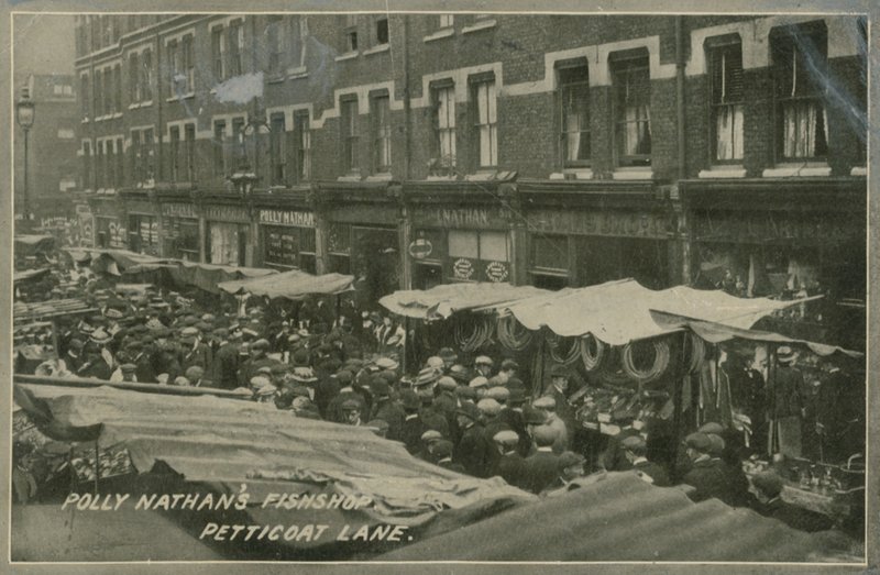 Polly Nathans Fishshop ، Petticoat Lane ، لندن بواسطة مصور انجليزى